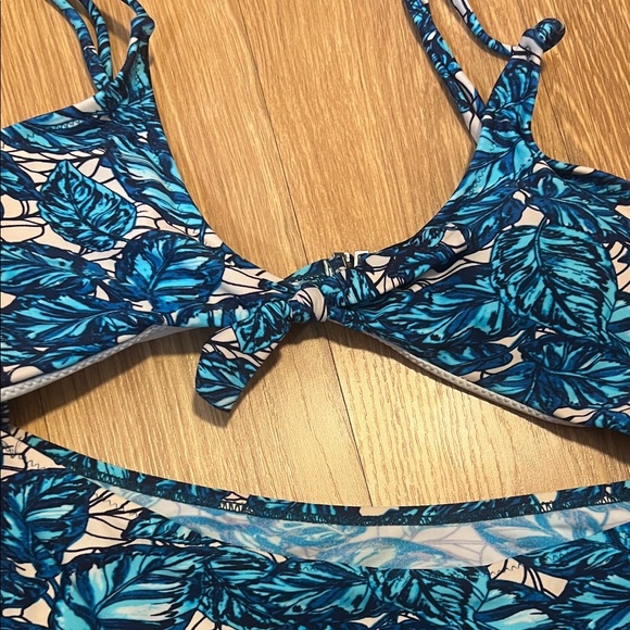 Cupshe Tropical Blue Leaf One Piece Swimsuit large looks like a two piece - Picture 3 of 5